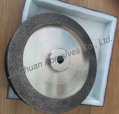 El uso de la herramienta para la limpieza de la madera